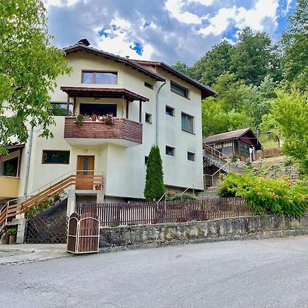 Hotel Sun House Tryavna Esterno foto