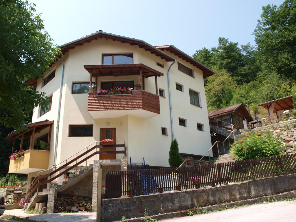 Hotel Sun House Tryavna Esterno foto